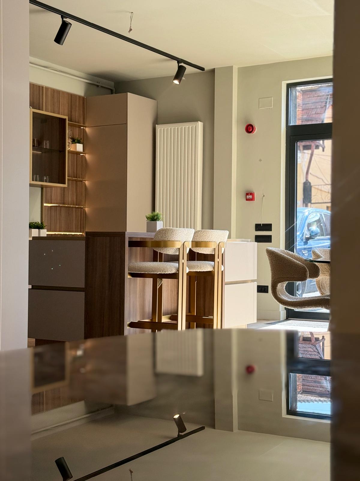 Detaliu scaune de bar în showroomul NOAM Cluj-Napoca